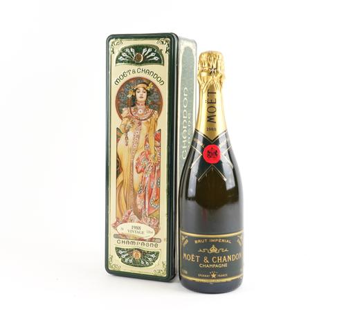 A BOTTLE OF MOET AND CHANDON 1988