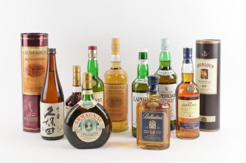 A COLLECTION OF TEN BOTTLES OF WHISKY INCLUDING LAPHROAIG (11)