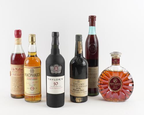 A COLLECTION OF SPIRITS INCLUDING A BOTTLE OF REMY MARTIN XO SPECIAL COGNAC (7)