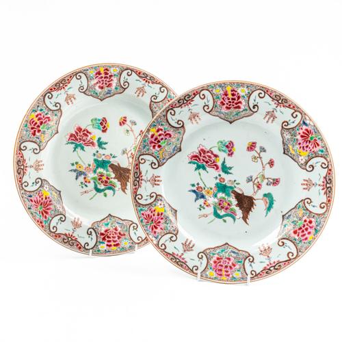 A PAIR OF CHINESE FAMILLE-ROSE DISHES (2)