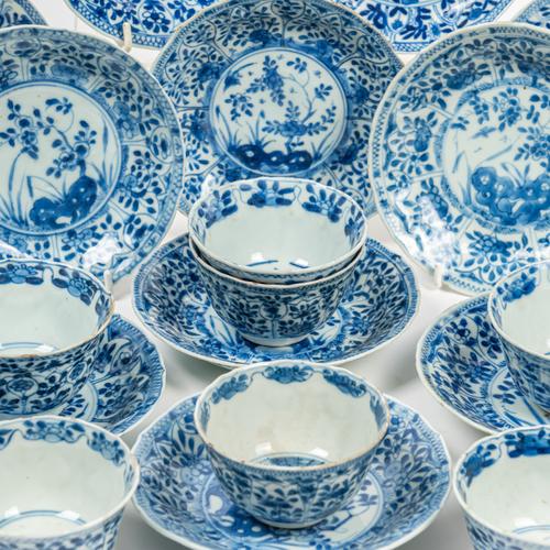 ELEVEN CHINESE BLUE AND WHITE TEABOWLS AND ELEVEN BLUE AND WHITE SAUCERS (22)