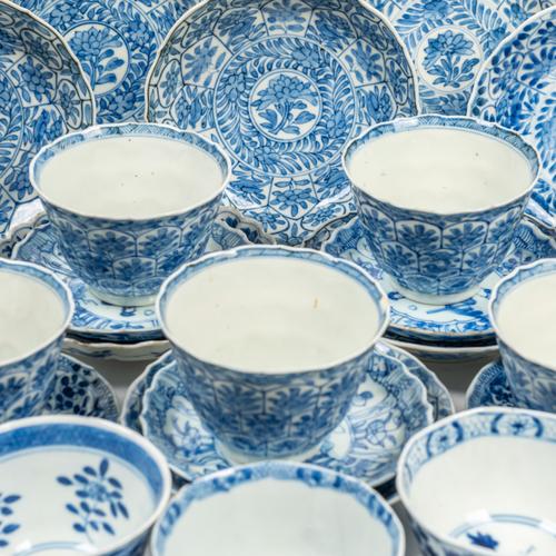 A GROUP OF CHINESE BLUE AND WHITE TEABOWLS AND SAUCERS (30)