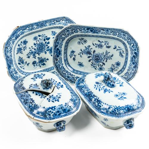 A PAIR OF CHINESE EXPORT BLUE AND WHITE SAUCE TUREENS, COVERS AND STANDS