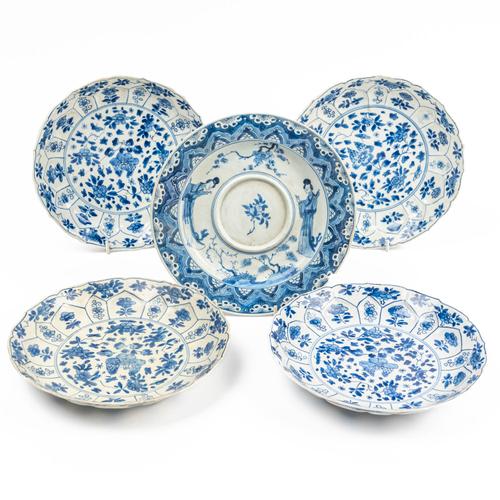 AN UNUSUAL CHINESE BLUE AND WHITE CIRCULAR STAND (5)