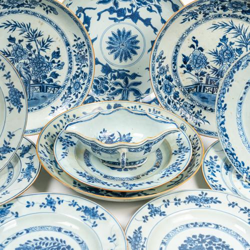 A GROUP OF CHINESE BLUE AND WHITE EXPORT PORCELAIN (12)