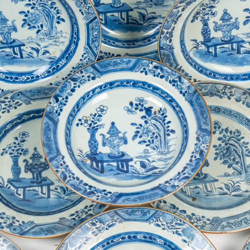 TWELVE CHINESE EXPORT BLUE AND WHITE SOUP PLATES AND SIX DINNER PLATES (18)