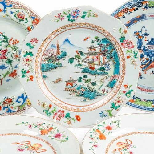 FIVE CHINESE EXPORT FAMILLE-ROSE PLATES (5)