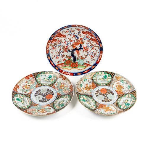 A PAIR OF JAPANESE IMARI CHARGERS (3)
