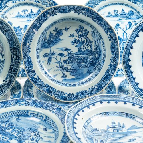 ELEVEN CHINESE EXPORT BLUE AND WHITE PLATES (11)