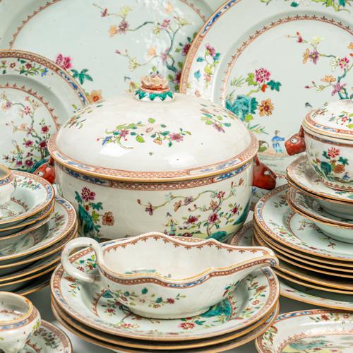 A CHINESE FAMILLE-ROSE COMPOSITE PART DINNER SERVICE (51)