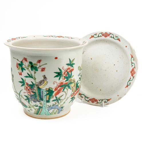 A CHINESE FAMILLE-VERTE JARDINIERE AND UNDERPLATE (2)