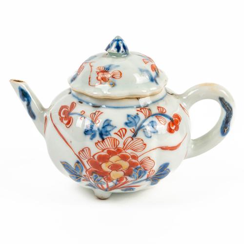 A MINIATURE CHINESE IMARI TEAPOT AND COVER (2)