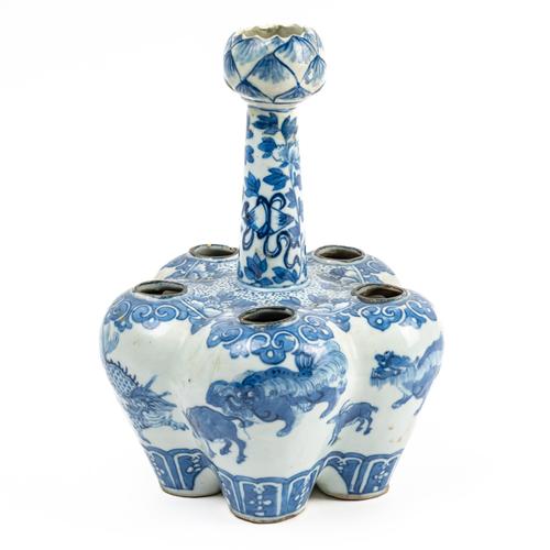 A CHINESE BLUE AND WHITE CROCUS VASE