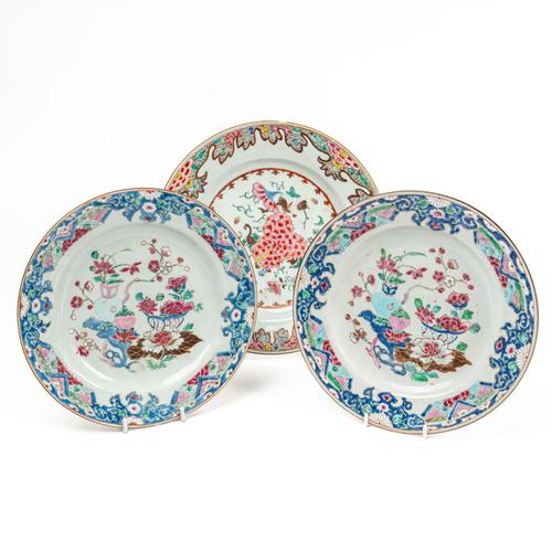A PAIR OF CHINESE FAMILLE-ROSE PLATES (3)