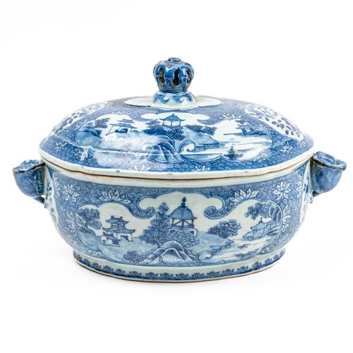A CHINESE EXPORT BLUE AND WHITE SHAPED OVAL TUREEN AND COVER (2)