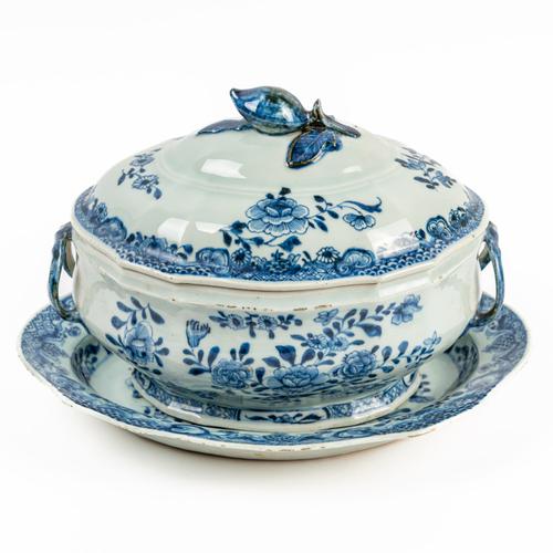 A CHINESE EXPORT BLUE AND WHITE SHAPED OVAL TUREEN, COVER AND STAND (3)