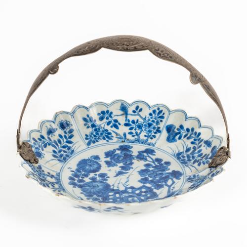 A CHINESE PORCELAIN BLUE AND WHITE SMALL PLATE  WITH LATER ENGRAVED SILVER HANDLE