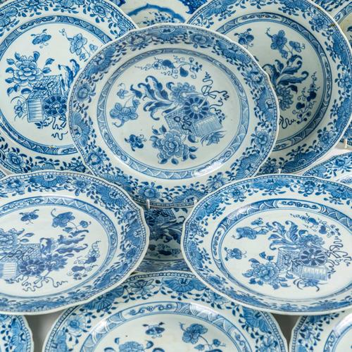 FIFTEEN CHINESE EXPORT BLUE AND WHITE PLATES (16)