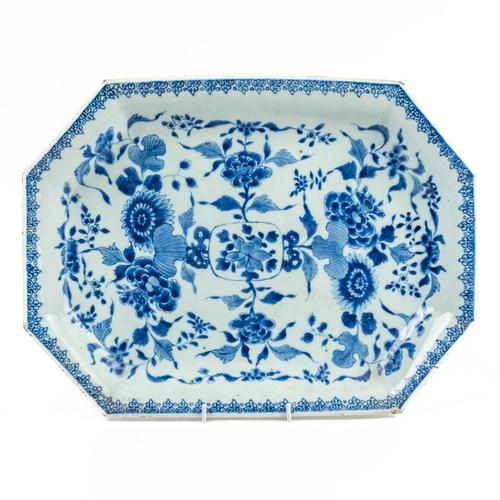 A CHINESE EXPORT BLUE AND WHITE CANTED RECTANGULAR DISH