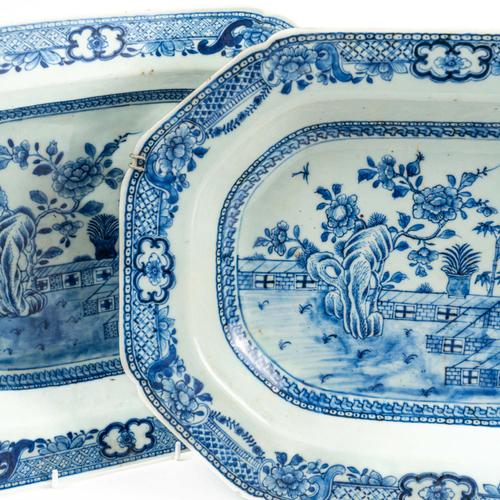A PAIR OF CHINESE EXPORT BLUE AND WHITE CANTED RECTANGULAR DEEP DISHES (2)
