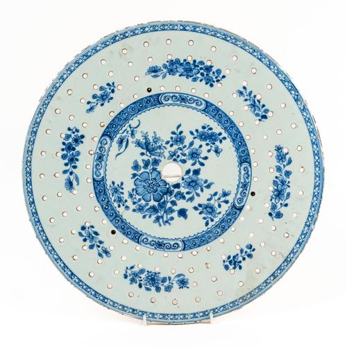 A LARGE CHINESE EXPORT BLUE AND WHITE PIERCED CIRCULAR DRAINER