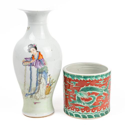 A CHINESE FAMILLE-ROSE VASE (2)