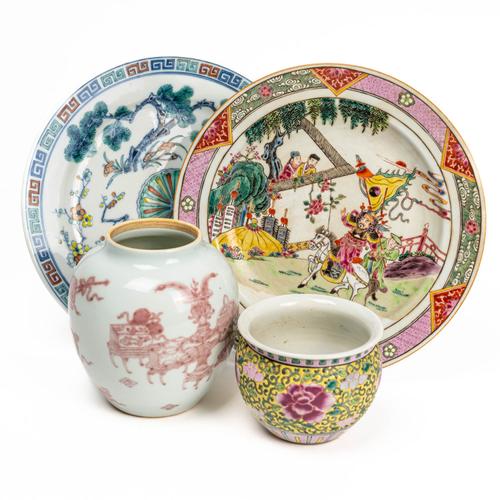 FOUR LATE PIECES OF CHINESE PORCELAIN (4)