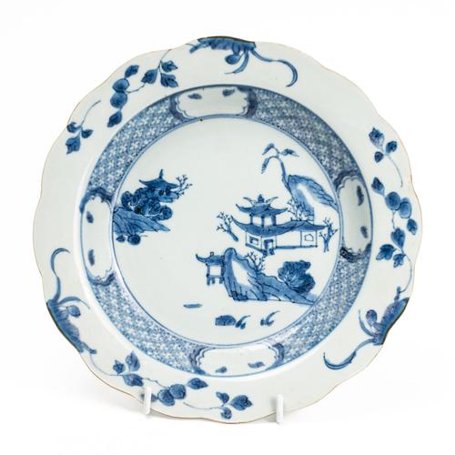 A CHINESE EXPORT BLUE AND WHITE SOUP PLATE FROM THE NANKING CARGO