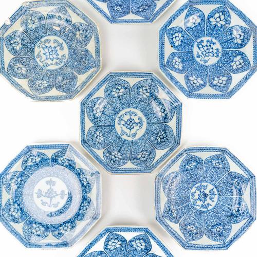 EIGHT CHINESE EXPORT BLUE AND WHITE OCTAGONAL SMALL PLATES (8)