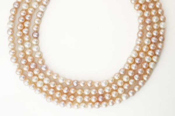 A LONG CULTURED PEARL NECKLACE (2)