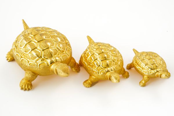 A GRADUATED SET OF THREE GOLD MODELS OF TORTOISES (3)