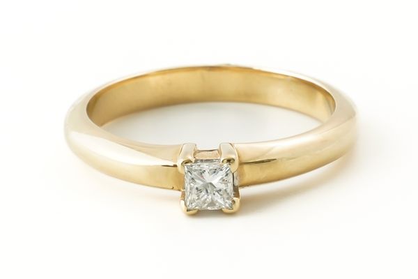 A GOLD AND DIAMOND SINGLE STONE RING