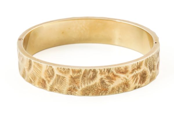 A GOLD HINGED BANGLE (2)