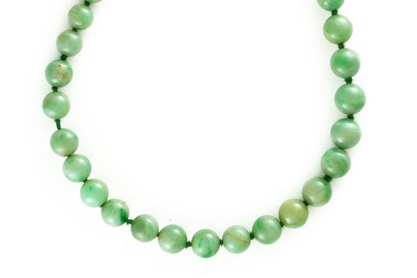 A SINGLE ROW NECKLACE OF GRADUATED JADE BEADS