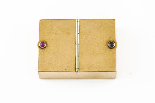A GOLD RECTANGULAR TWIN COMPARTMENT BOX