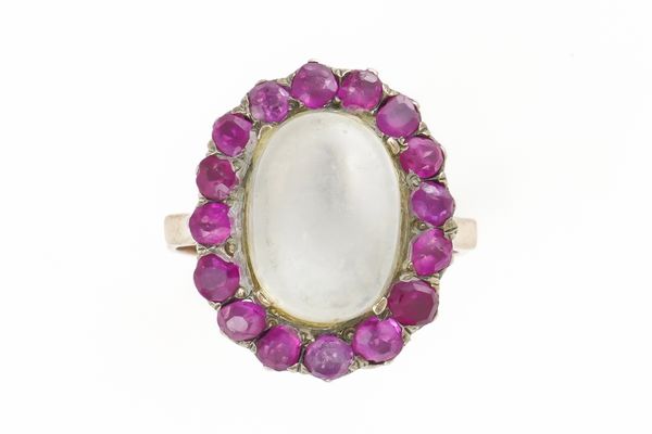 A GOLD, MOONSTONE AND RUBY OVAL CLUSTER RING