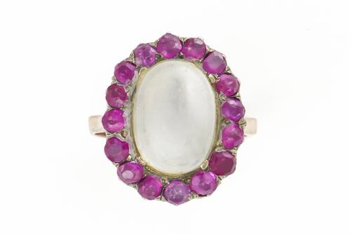 A GOLD, MOONSTONE AND RUBY OVAL CLUSTER RING