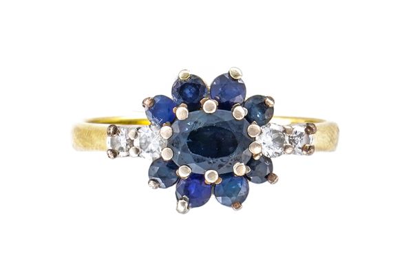 A GOLD, SAPPHIRE AND DIAMOND CLUSTER RING