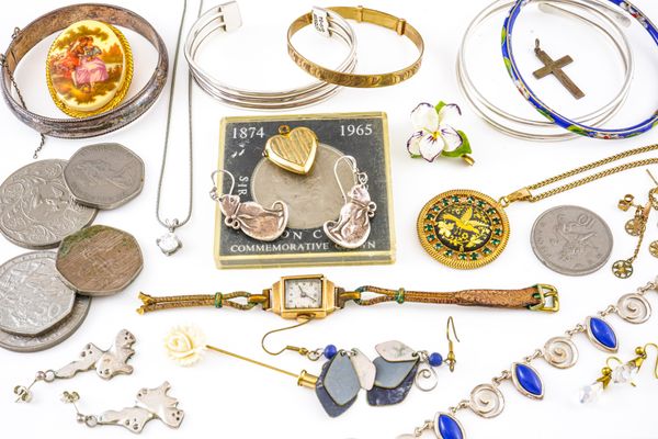 AN ASSORTMENT OF GOLD, SILVER AND COSTUME JEWELLERY (QTY)