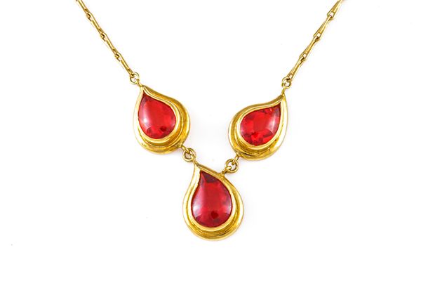 A GOLD AND FIRE OPAL PENDANT NECKLACE