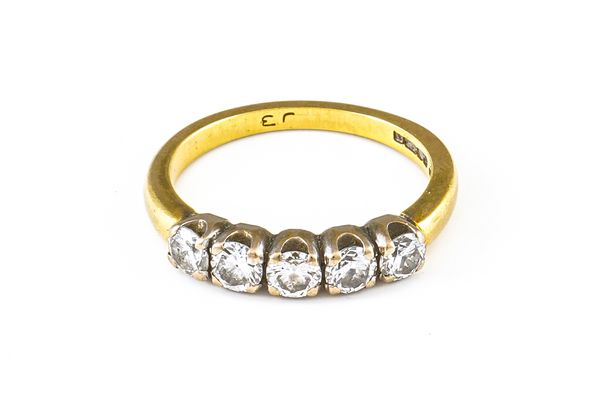 AN 18CT GOLD DIAMOND FIVE STONE RING