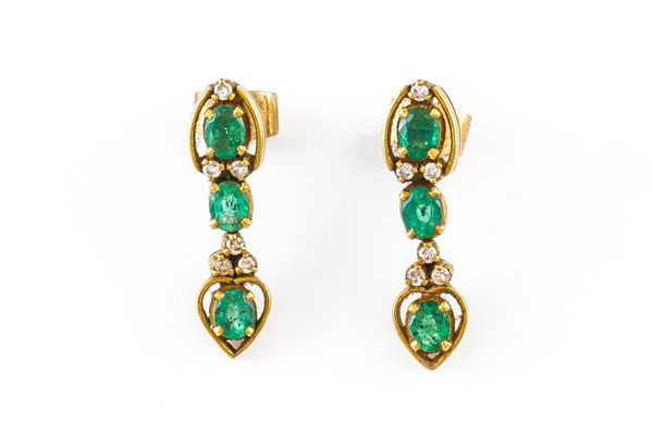 A PAIR OF GOLD, EMERALD AND DIAMOND DROP EARRINGS