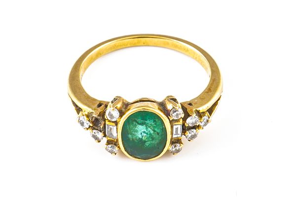 A GOLD, EMERALD AND DIAMOND RING