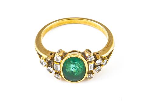 A GOLD, EMERALD AND DIAMOND RING