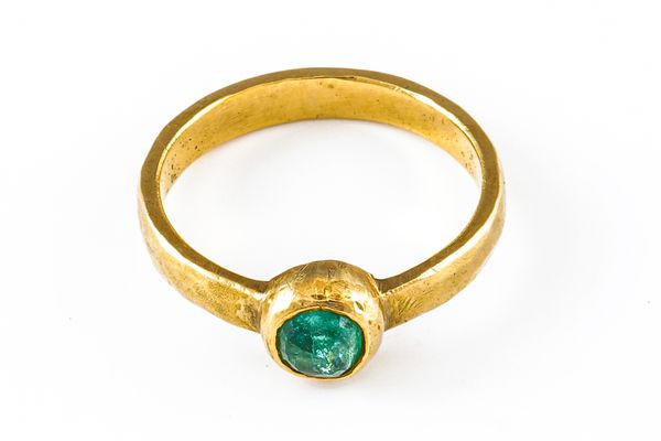 AN 18CT GOLD AND EMERALD SOLITAIRE RING