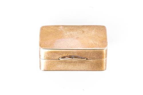 A 9CT GOLD, HINGE LIDDED RECTANGULAR PILL BOX