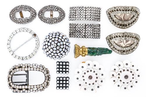 A NEPHRITE HANDLED SEAL AND FURTHER ITEMS (14)