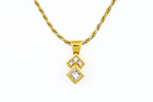 AN 18CT GOLD AND DIAMOND PENDANT WITH CHAIN
