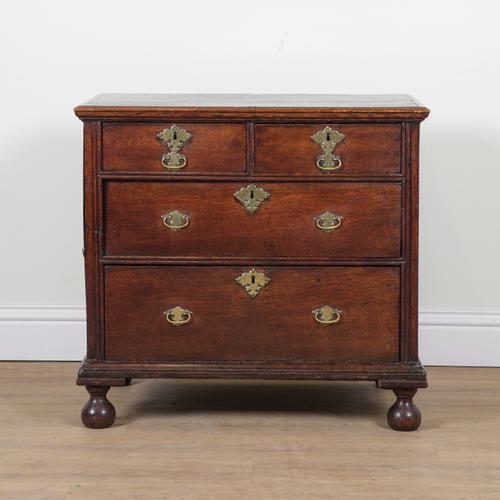 AN EARLY 18TH CENTURY OAK CHEST OF DRAWERS