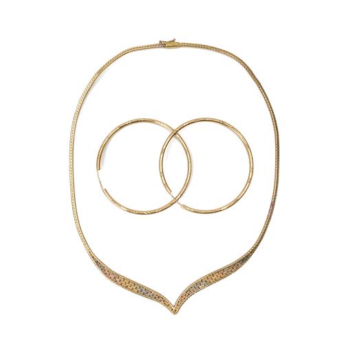 A 9CT THREE COLOUR GOLD NECKLACE AND A PAIR OF 9CT GOLD HOOP SHAPED EARRINGS (3)